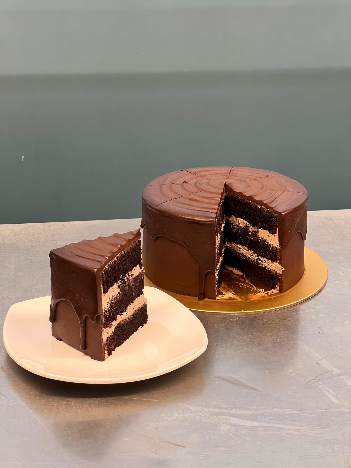 Halal Belgian chocolate cake 6" (6-8 pax)