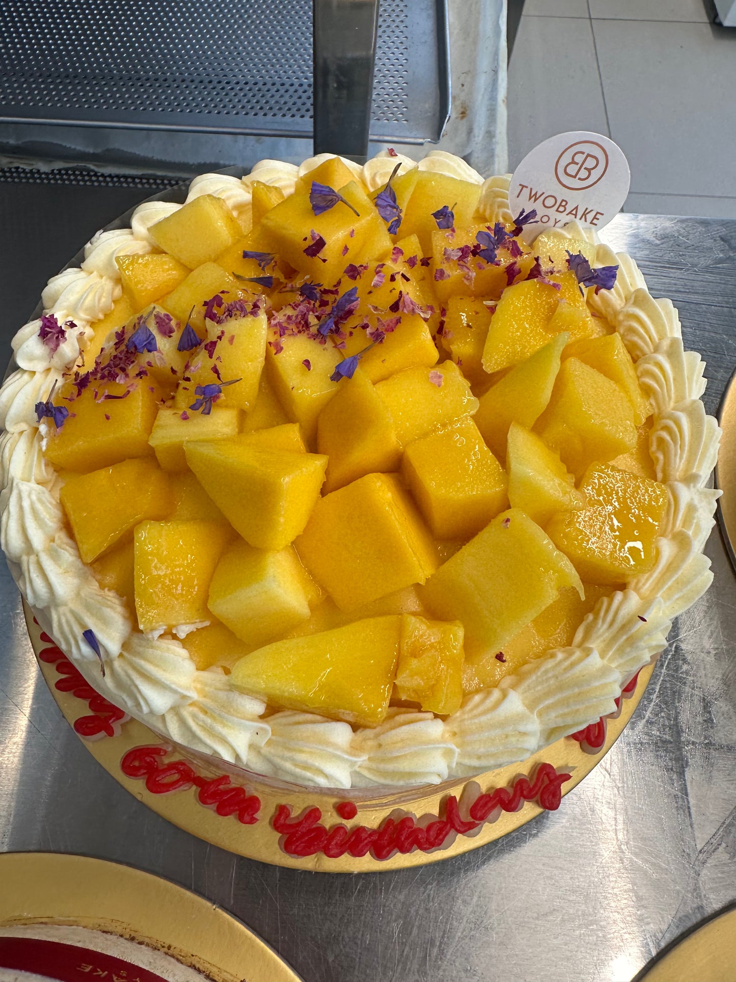 Mango crepe cake 6" 🥭with coconut sauce suitable for 6-8 pax
