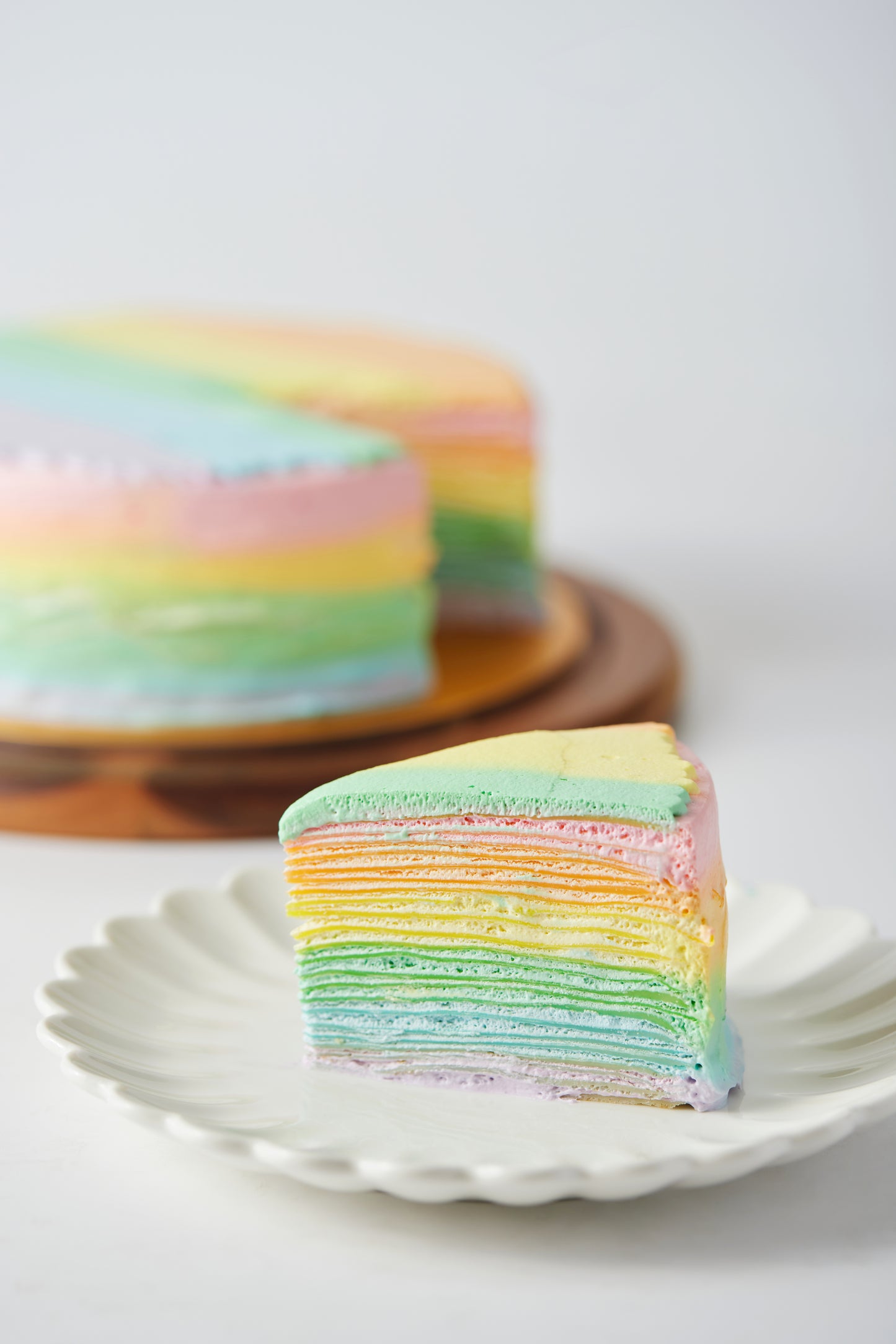 Rainbow vanilla crepe cake 6" (with mix sauce)  suitable for 6-8 pax